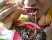 Amadora comendo porra no bolo de chocolate