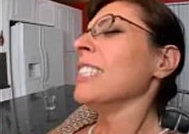 coroa rabuda dando a bunda gostosa