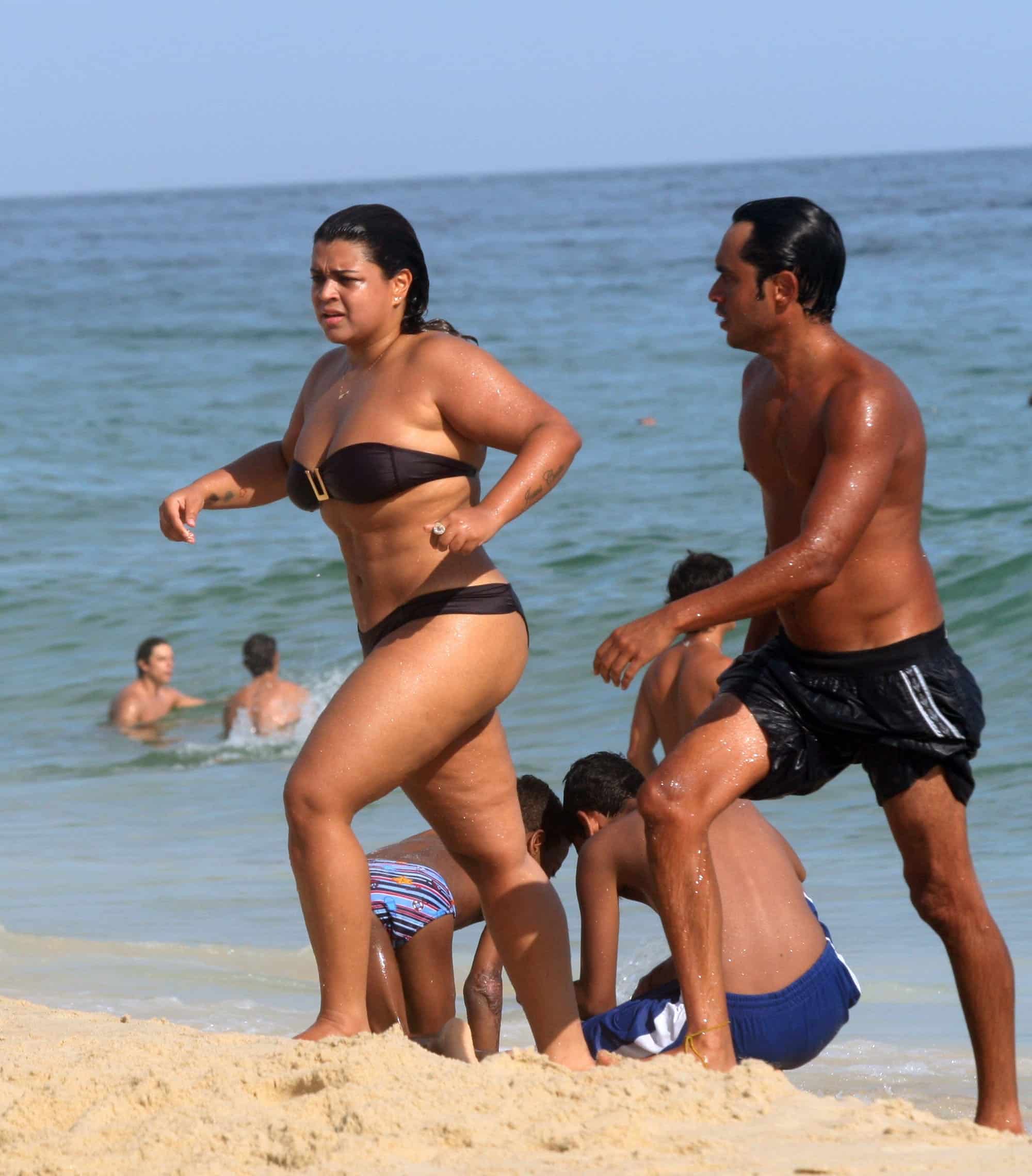 preta gil biquini praia