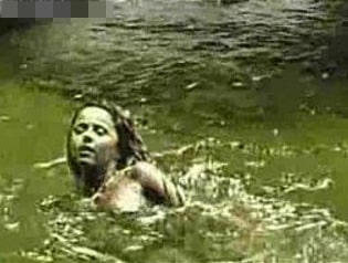 flagra viviane araujo pelada tomando banho cachoeira