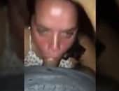 Menina boqueteira engasgando no pau