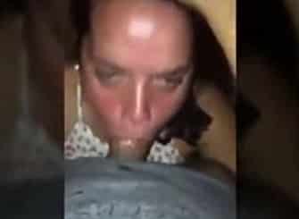 menina boqueteira engasgando no pau