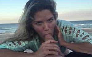 mulher gostosa na praia chupando rola