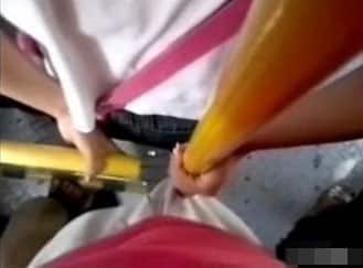 mulher pegando no pau do cara