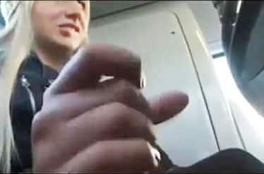 mulher punheteira batendo uma onibus