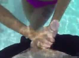 punheta na piscina novinha punheteira