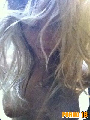 kaley cuoco seios nus
