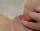 Novinha gostosa se masturbando no banho HD